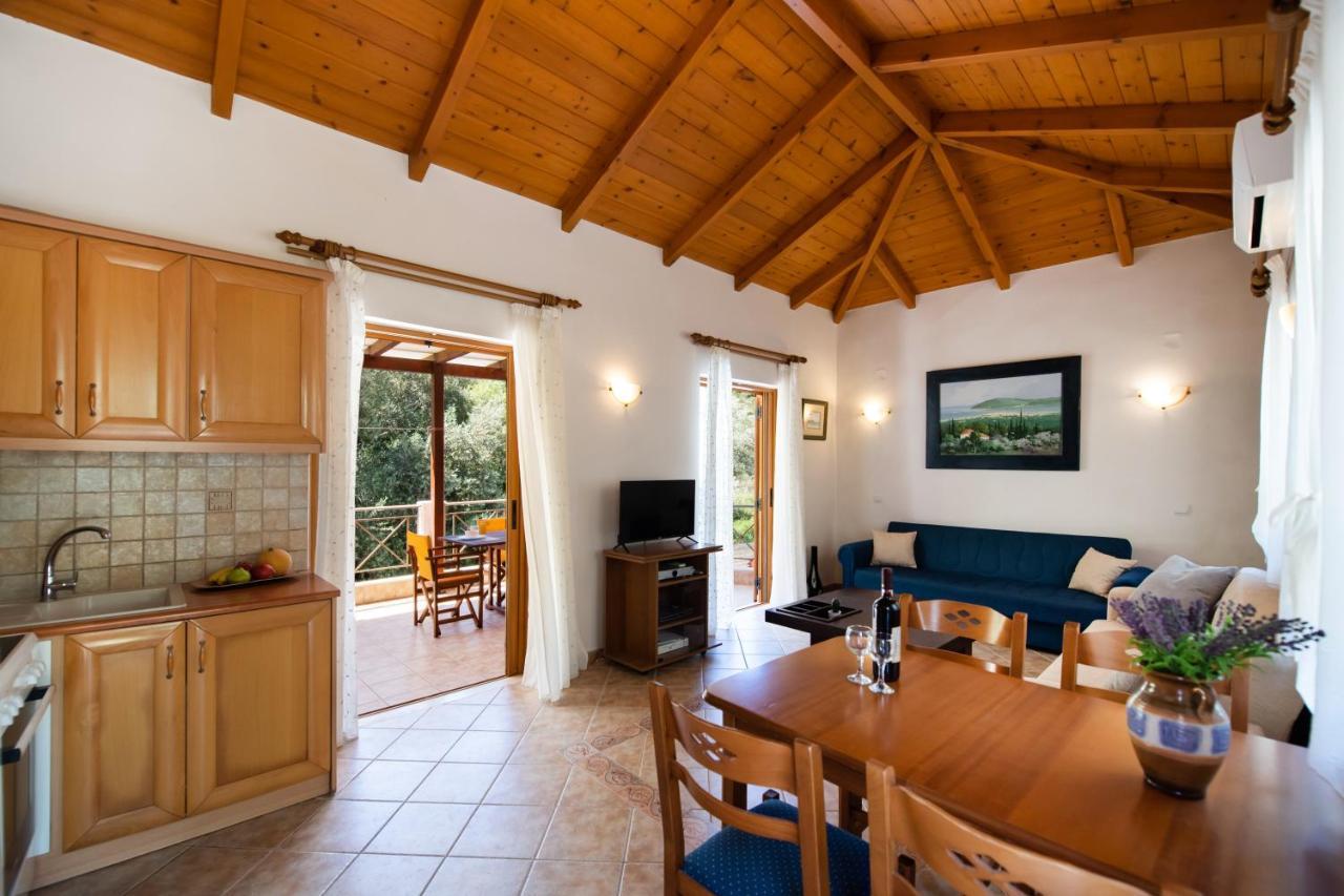 Delphinus Villa Nefeli อาโยส นิกีตัส ภายนอก รูปภาพ